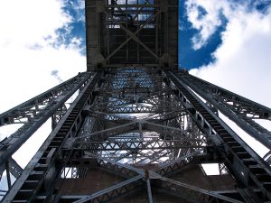 duluth_aerial_lift_bridge_from_beneath