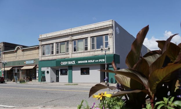 The Caddy Shack Indoor Golf and Pub – 2018 Portside Pass Feature